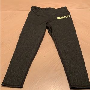 Crop Oakley workout capris